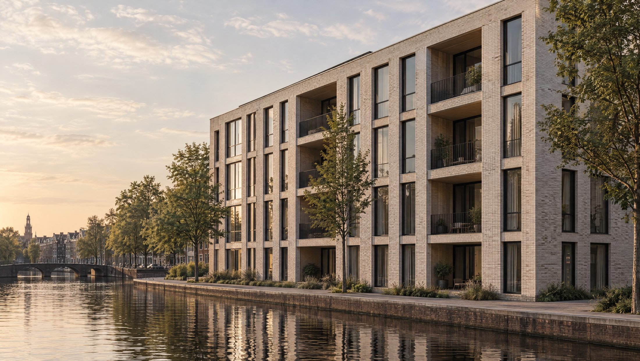Nieuw woongebouw in lichte baksteen aan een Amsterdamse gracht, in het late middaglicht