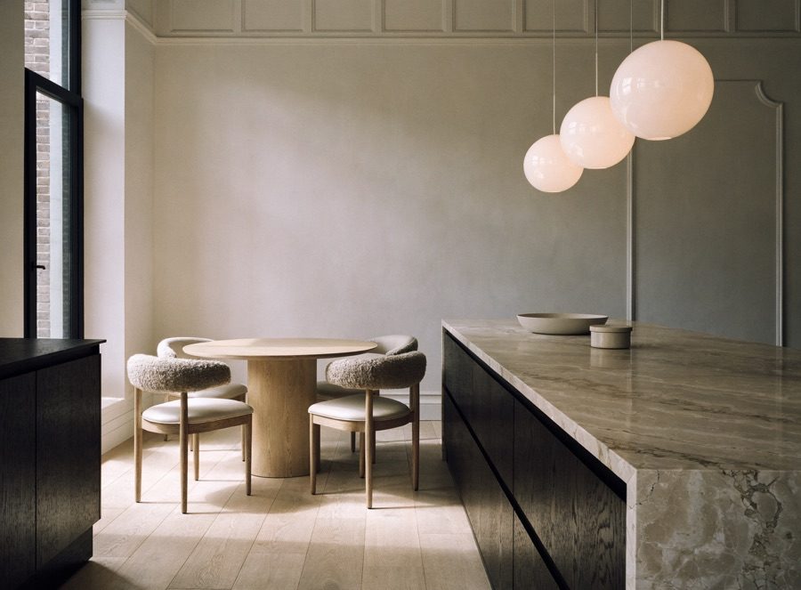 Keuken en eethoek met donker hout, marmer en bolvormige hanglampen