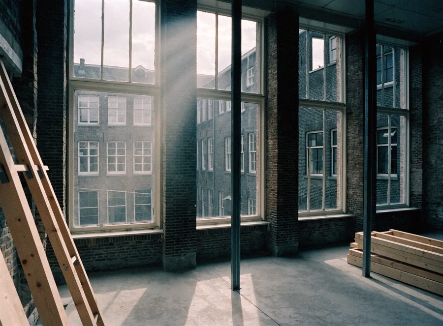 Ruwbouw binnen een behouden negentiende-eeuwse gevelschil